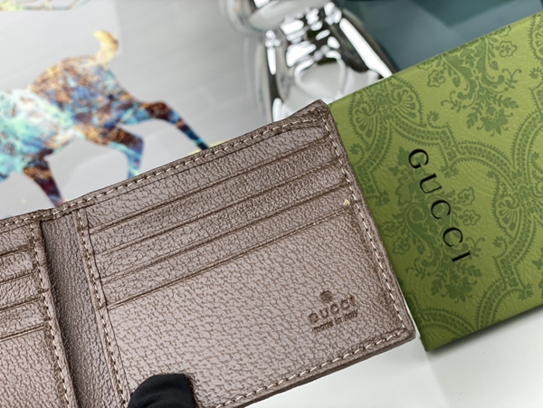 グッチ財布コピー着用イメージ